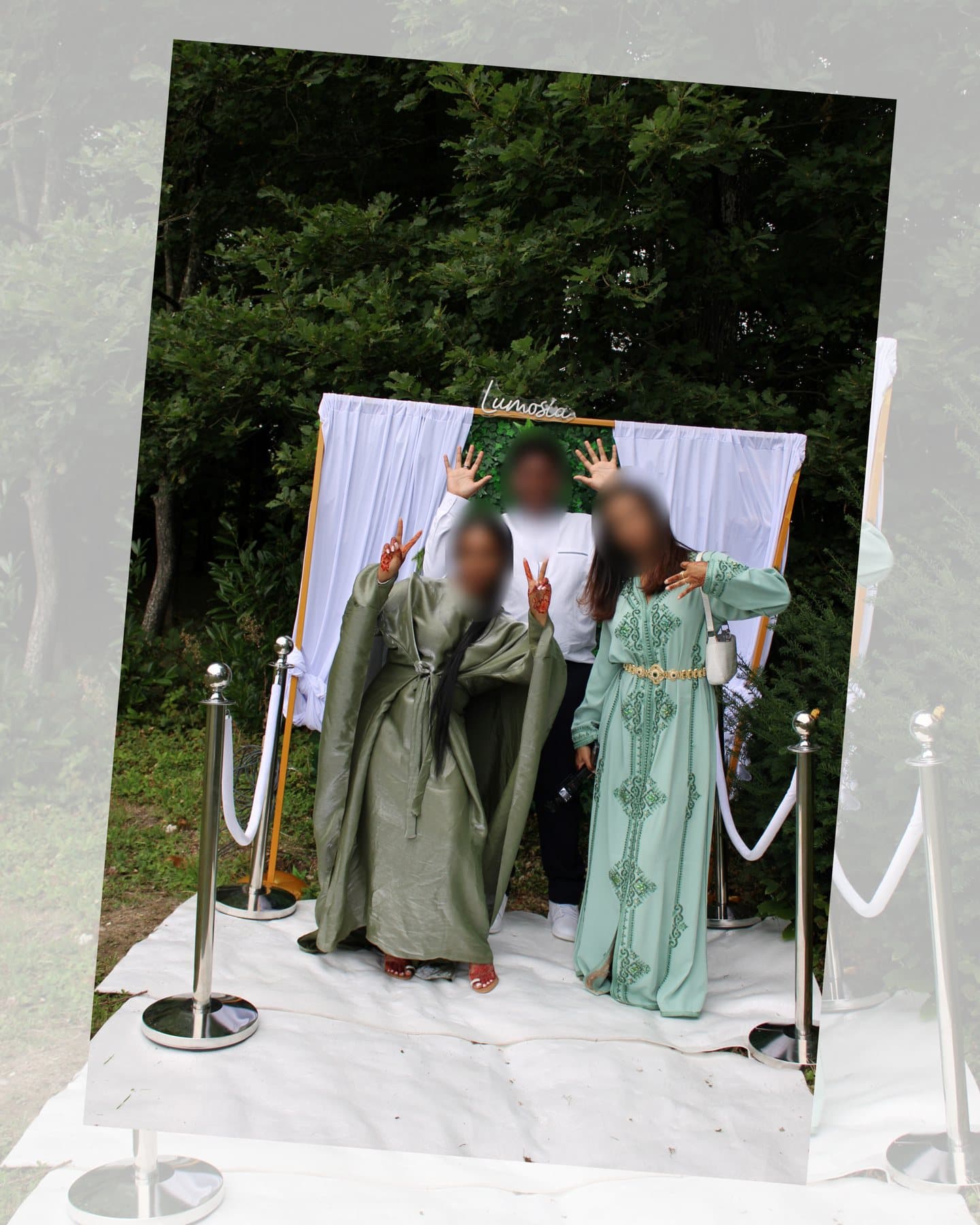 Invitées devant l’espace photo Lumosia lors d’un mariage