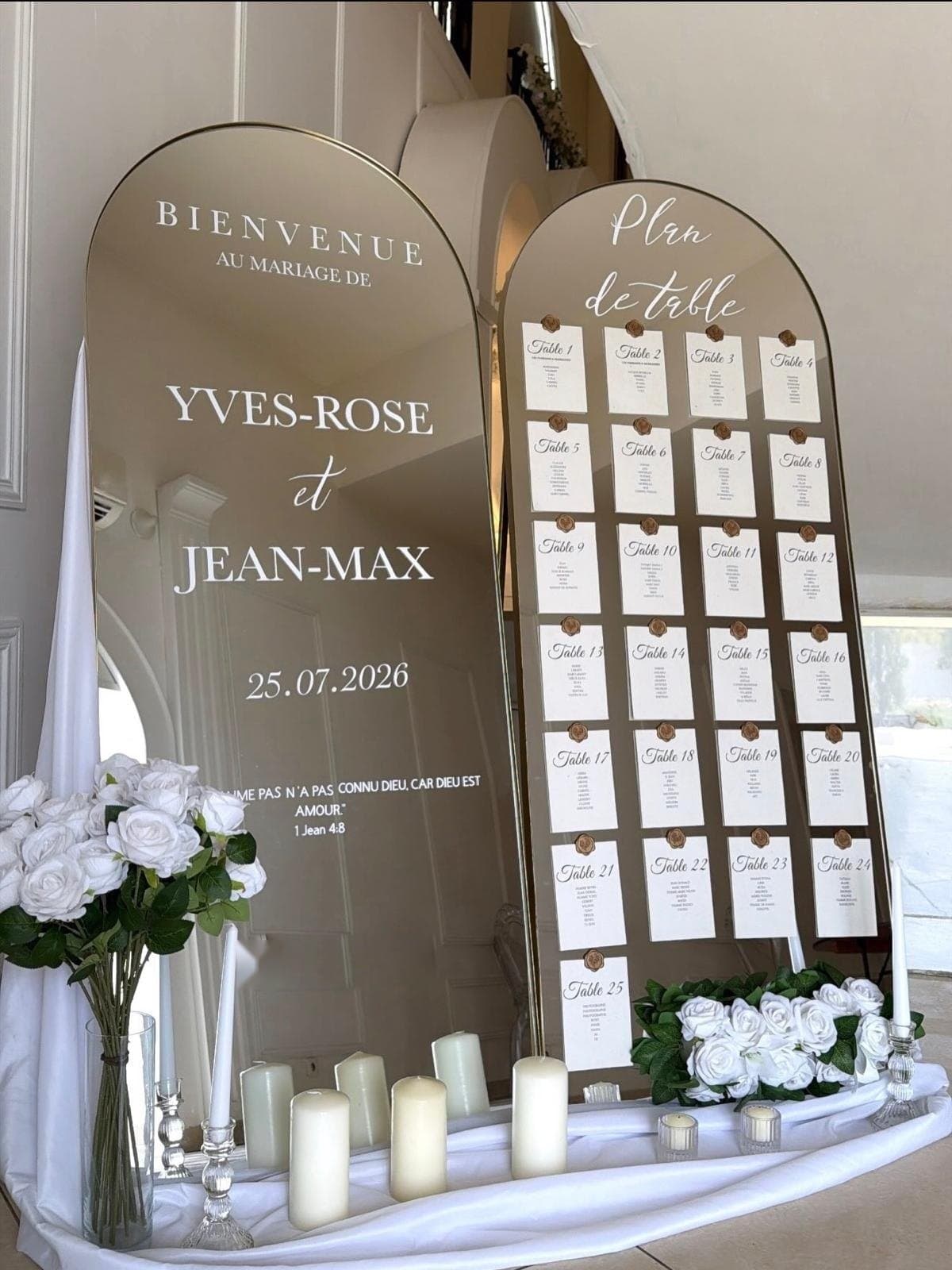Plan de table et panneau de bienvenue écrits sur deux grands miroirs en arche